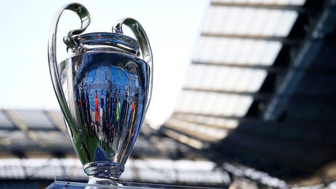 一个足球动 一个足球动